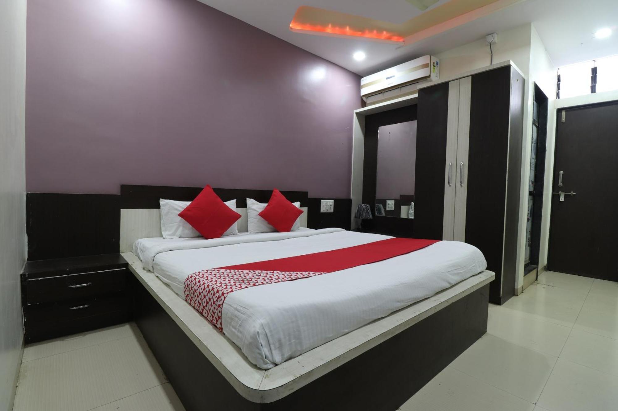 Hotel O Shri Sai Niwara Lodge Dhule Екстериор снимка