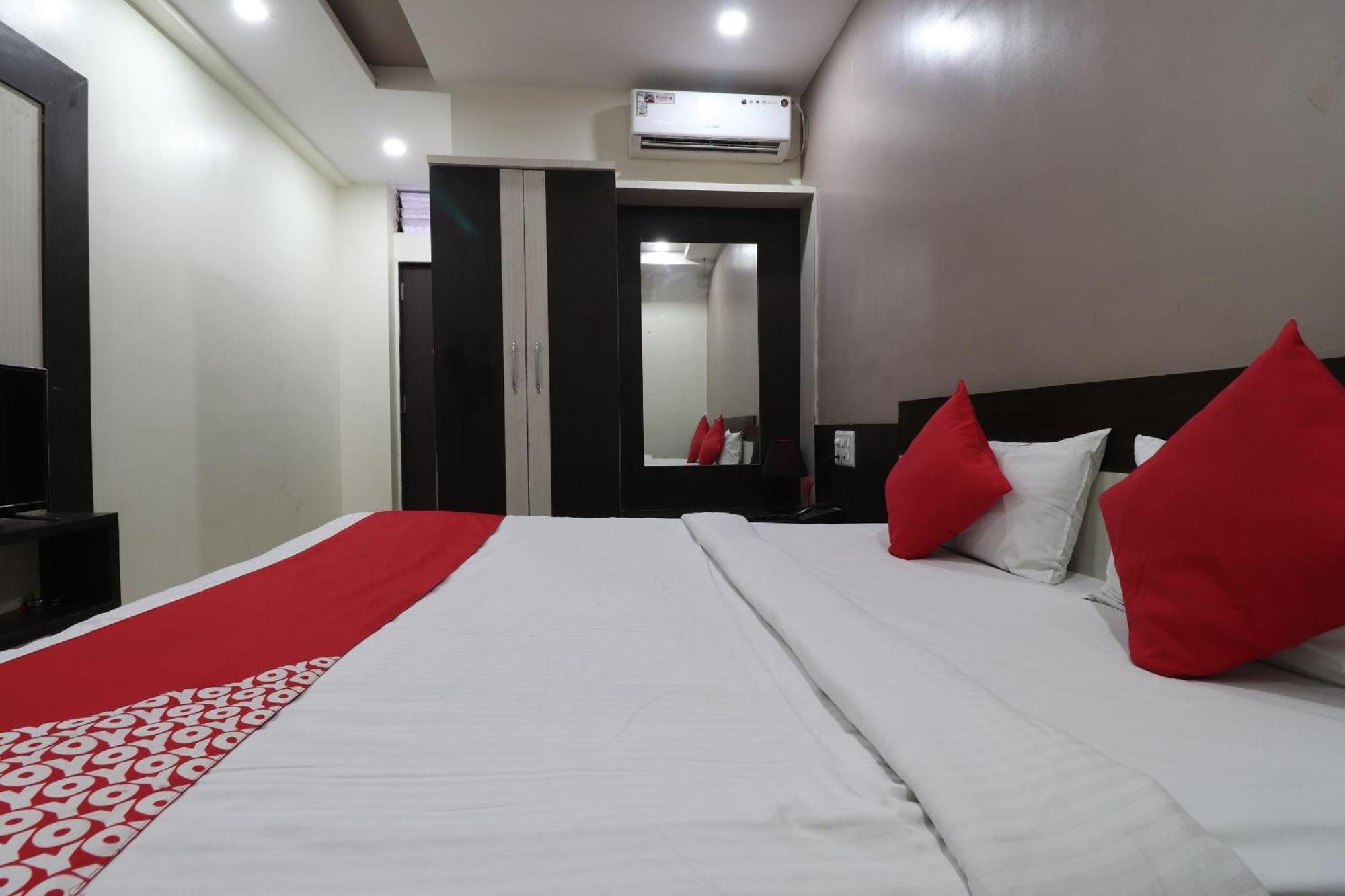 Hotel O Shri Sai Niwara Lodge Dhule Екстериор снимка