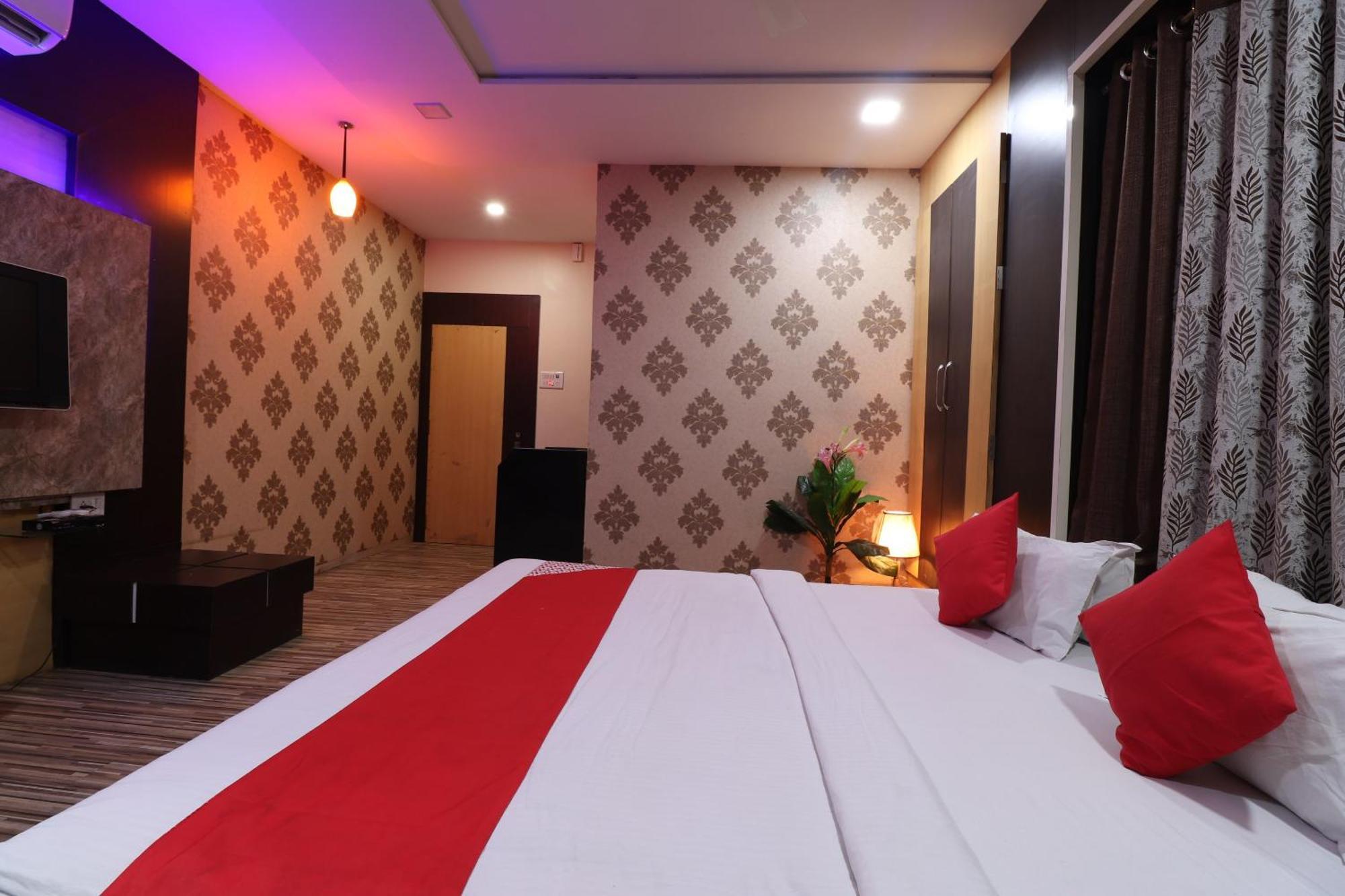 Hotel O Shri Sai Niwara Lodge Dhule Екстериор снимка