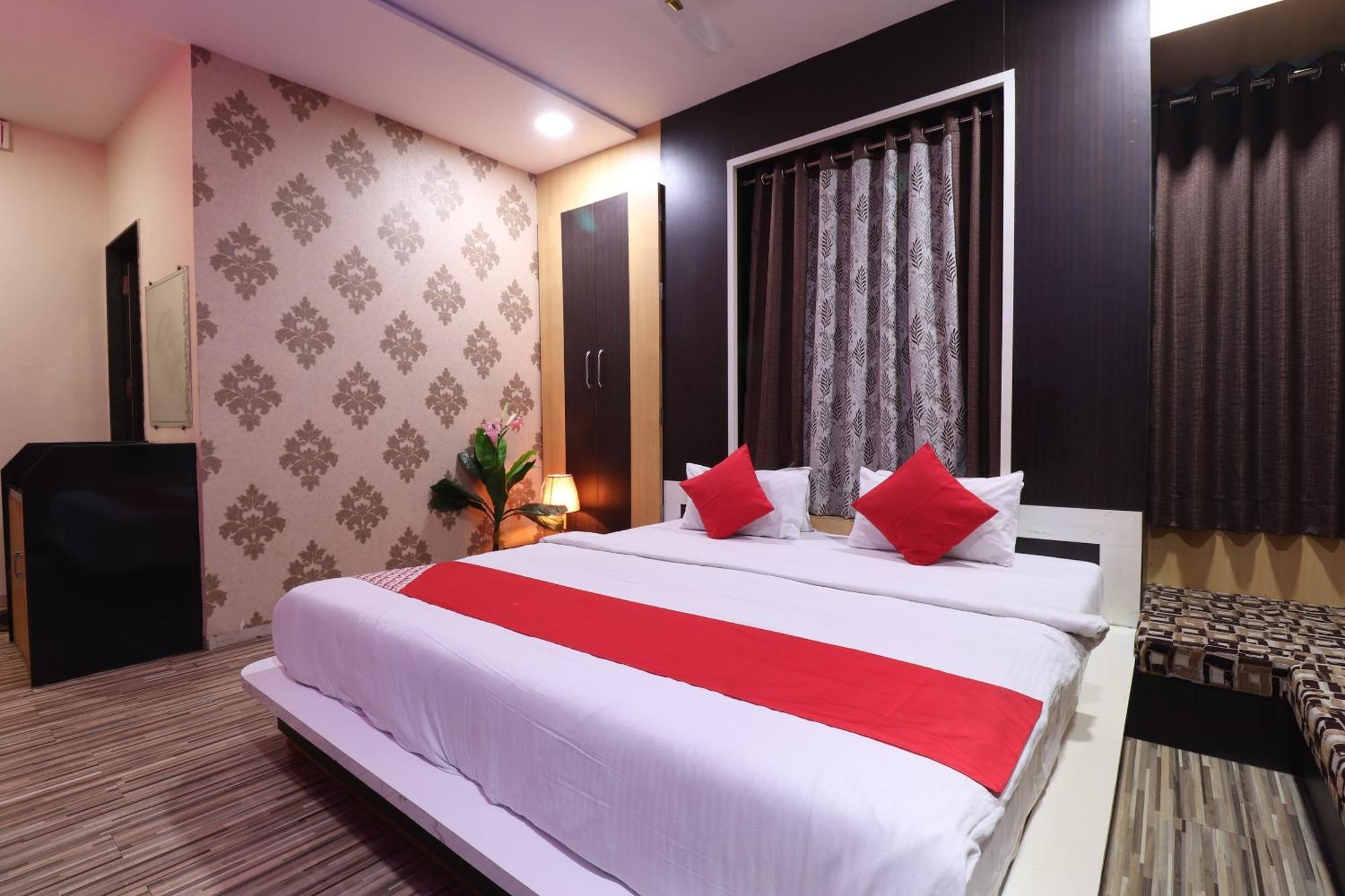 Hotel O Shri Sai Niwara Lodge Dhule Екстериор снимка