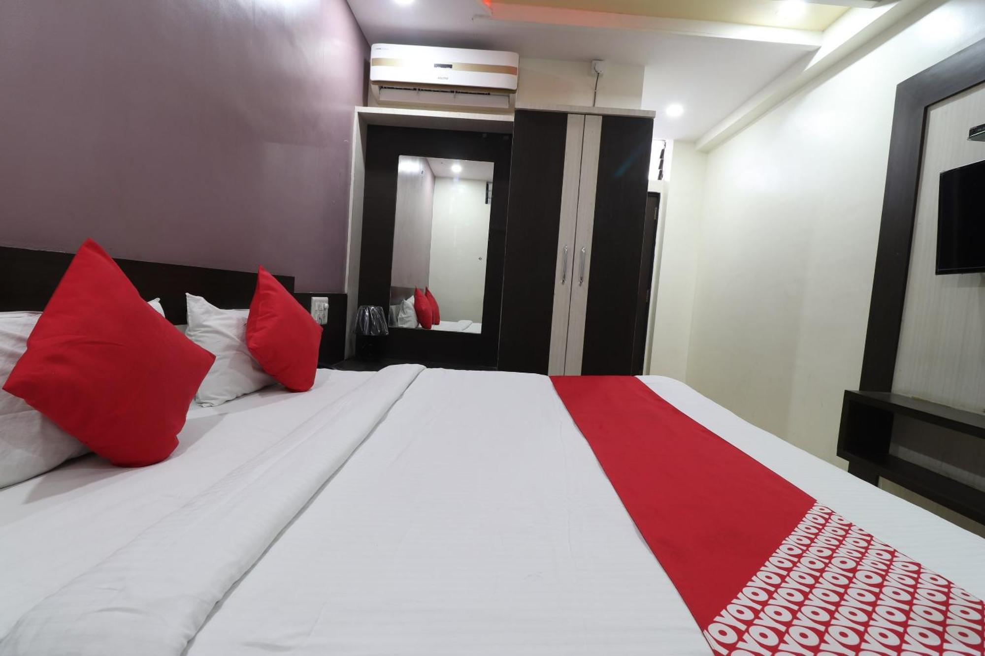 Hotel O Shri Sai Niwara Lodge Dhule Екстериор снимка