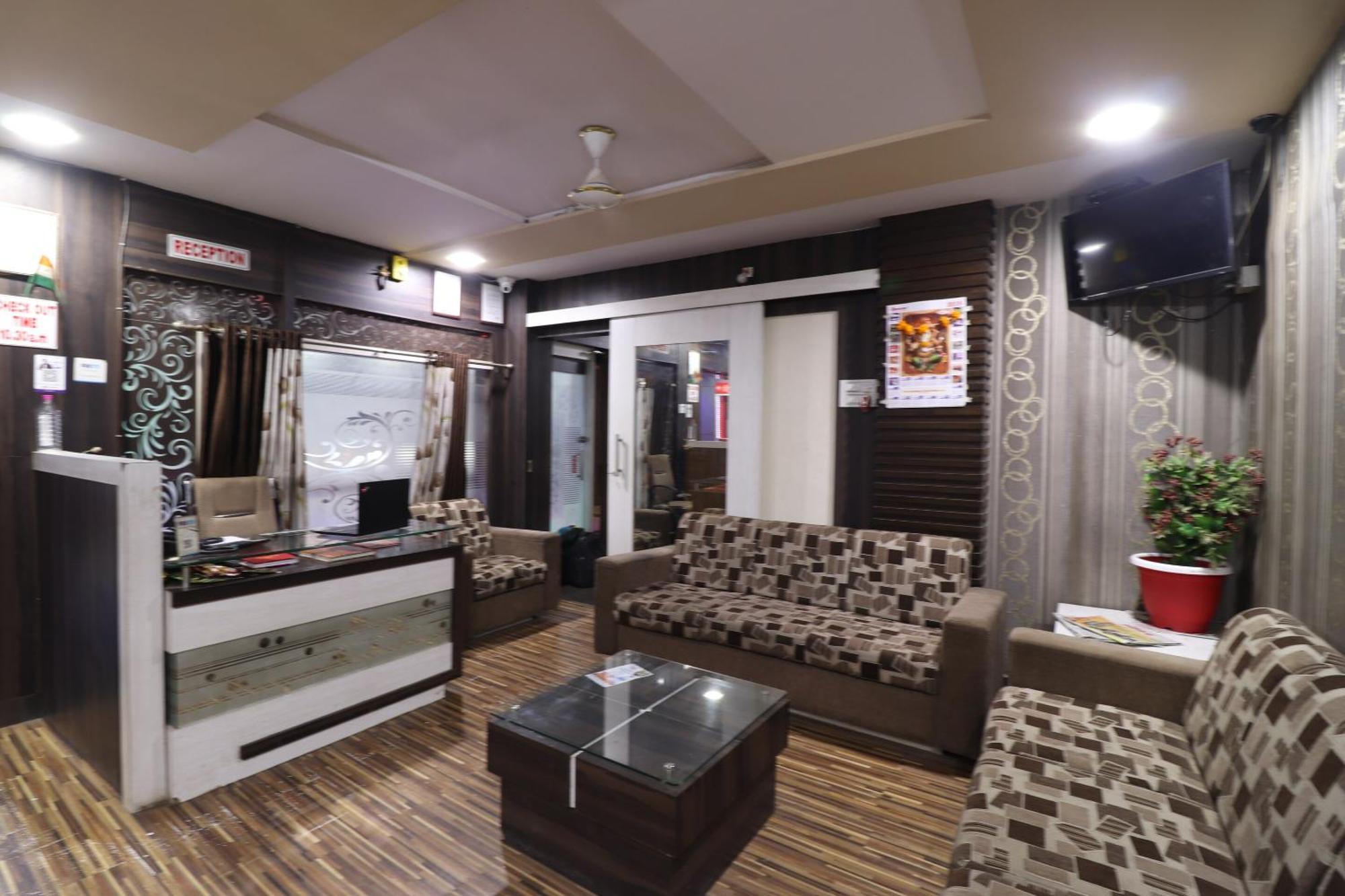 Hotel O Shri Sai Niwara Lodge Dhule Екстериор снимка