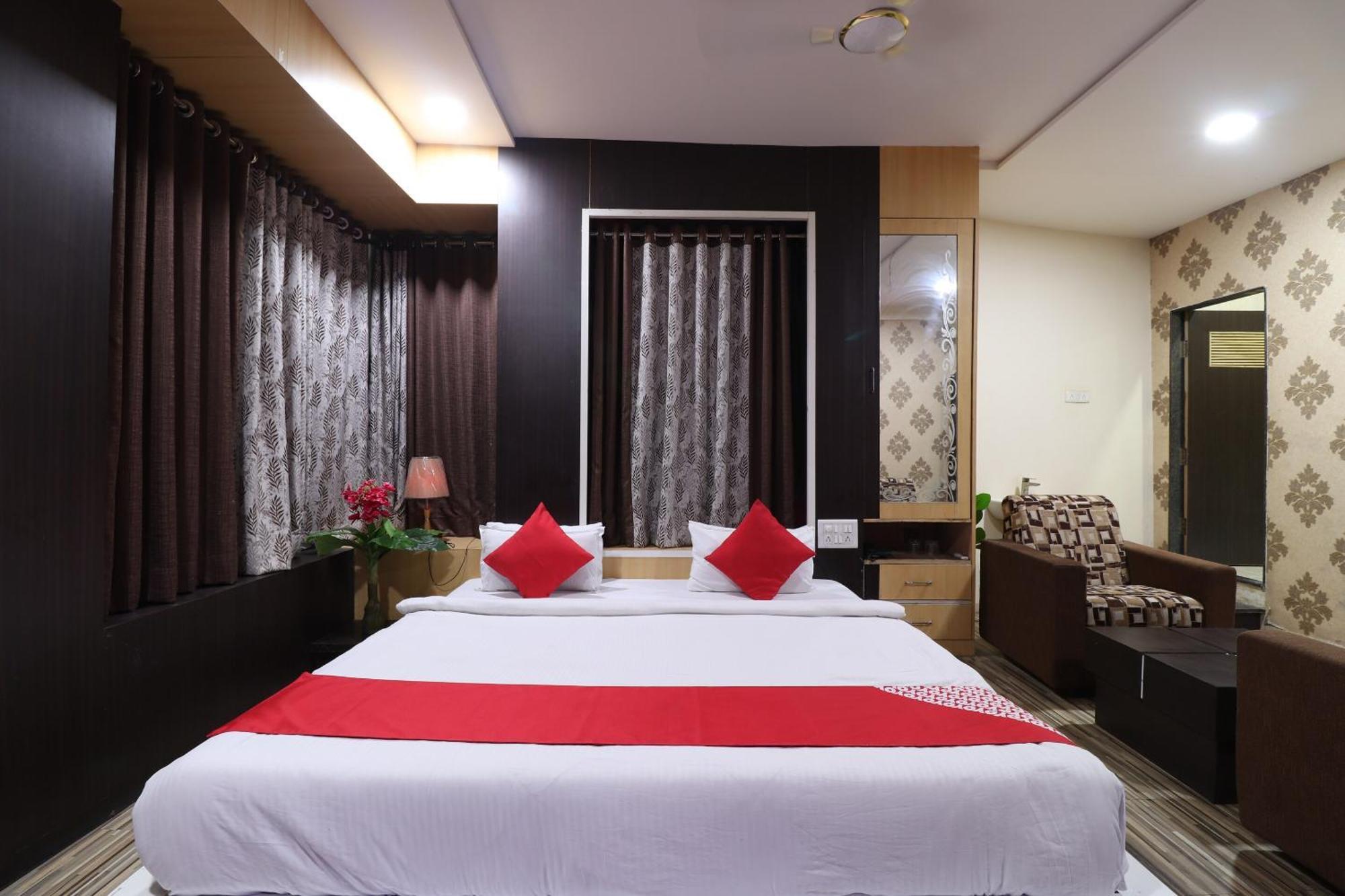 Hotel O Shri Sai Niwara Lodge Dhule Екстериор снимка