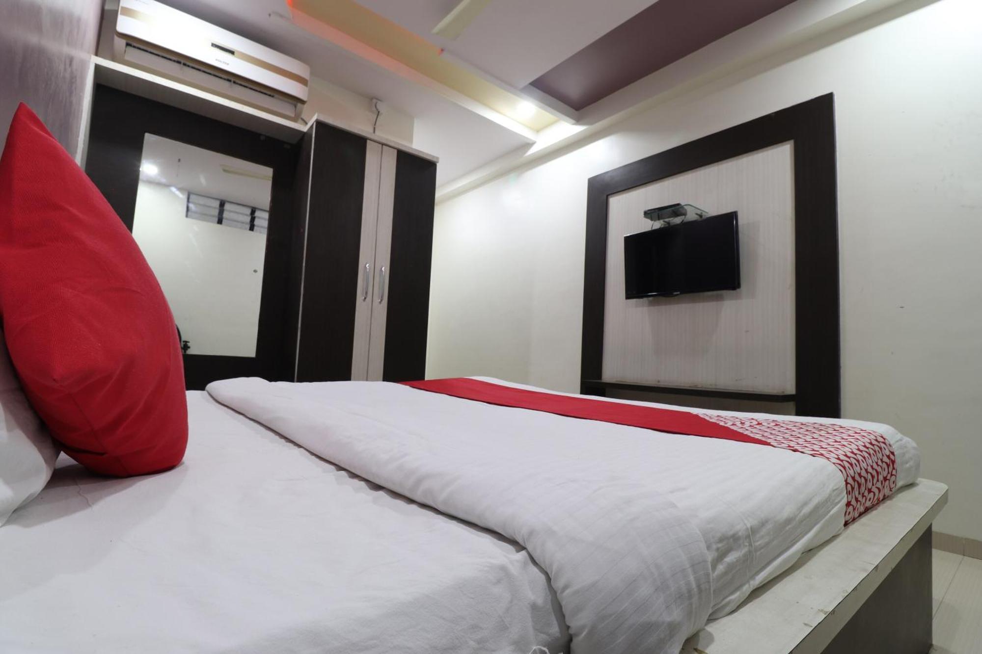 Hotel O Shri Sai Niwara Lodge Dhule Екстериор снимка